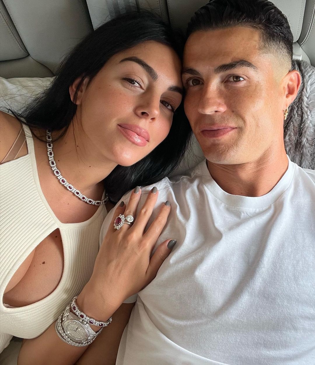 Người phụ nữ khiến Ronaldo mê mẩn 10 năm: Mặc đẹp không trượt phát nào, body bốc lửa nen càng ngắm càng cuốn