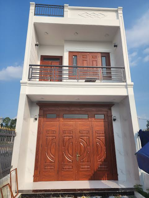 Vì sao ngày càng nhiều gia đình không còn dùng cửa gỗ tự nhiên? 2 vật liệu đang dần trở thành xu hướng mới