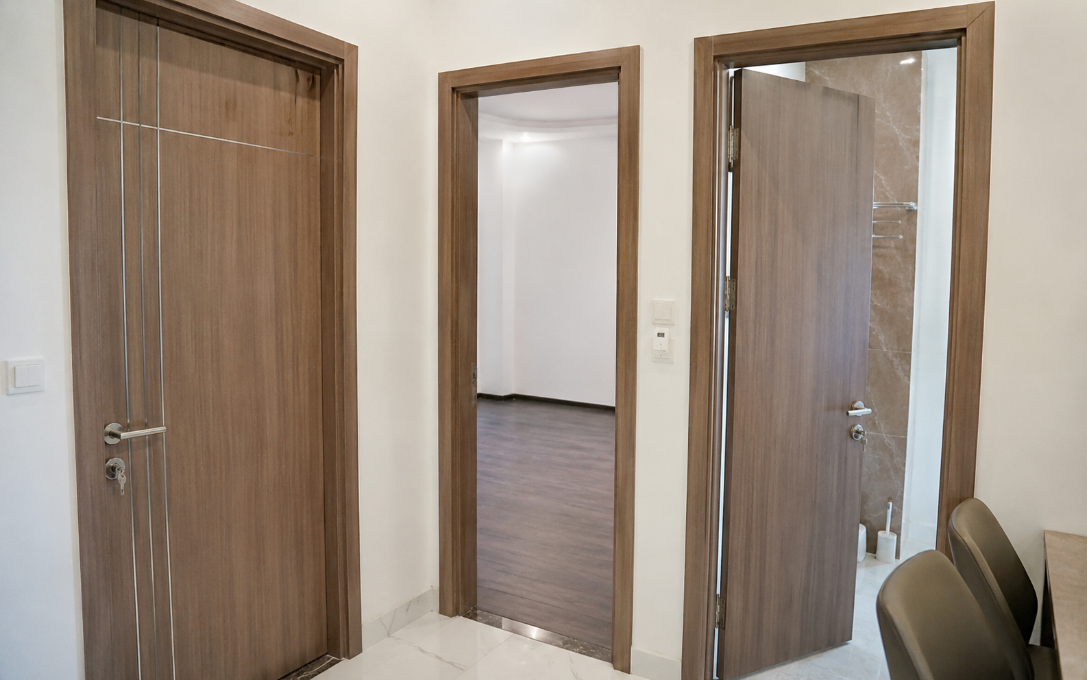 Vì sao ngày càng nhiều gia đình không còn dùng cửa gỗ tự nhiên? 2 vật liệu đang dần trở thành xu hướng mới