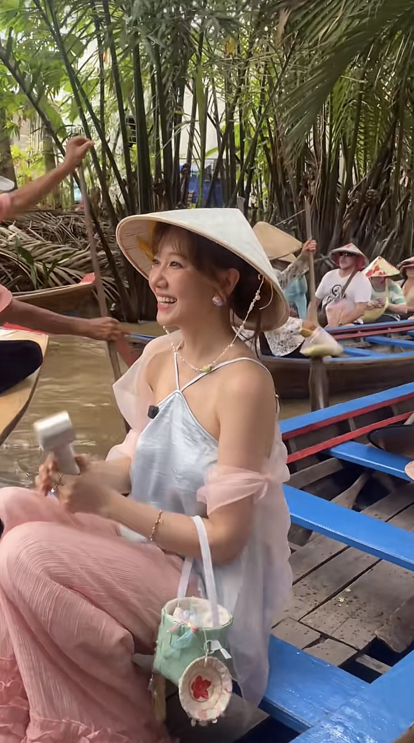 Vợ đạo diễn nghìn tỷ về miền Tây được bà con săn đón, nhan sắc không thua gì các tỷ tỷ xứ Trung