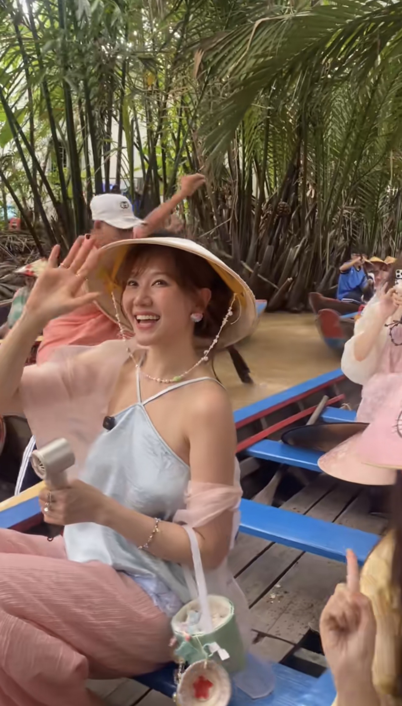 Vợ đạo diễn nghìn tỷ về miền Tây được bà con săn đón, nhan sắc không thua gì các tỷ tỷ xứ Trung
