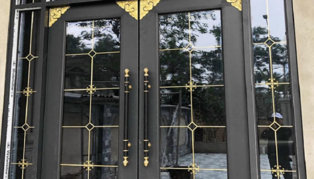 Vì sao ngày càng nhiều gia đình không còn dùng cửa gỗ tự nhiên? 2 vật liệu đang dần trở thành xu hướng mới