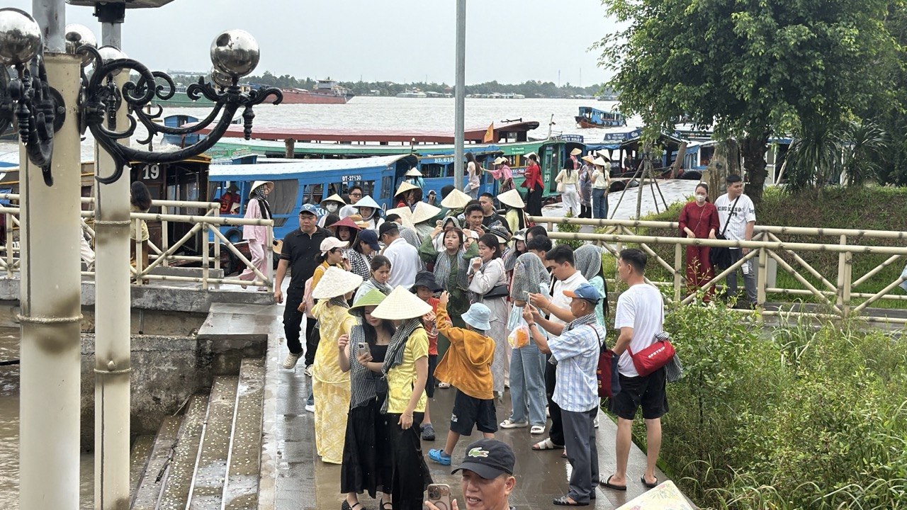 Vợ đạo diễn nghìn tỷ về miền Tây được bà con săn đón, nhan sắc không thua gì các tỷ tỷ xứ Trung