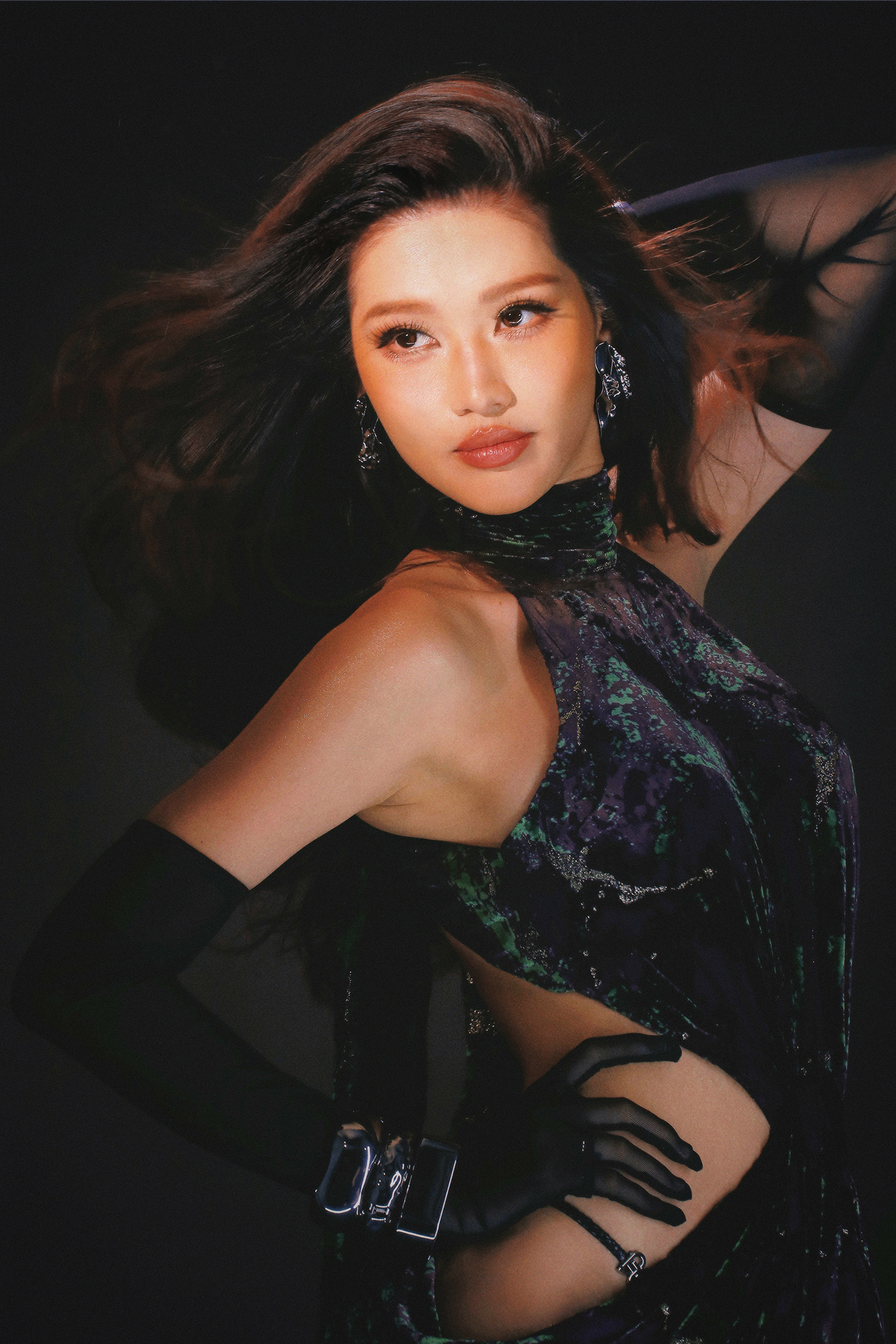 Á hậu Quỳnh Châu và hơn 90 người mẫu, người đẹp trong showbiz.