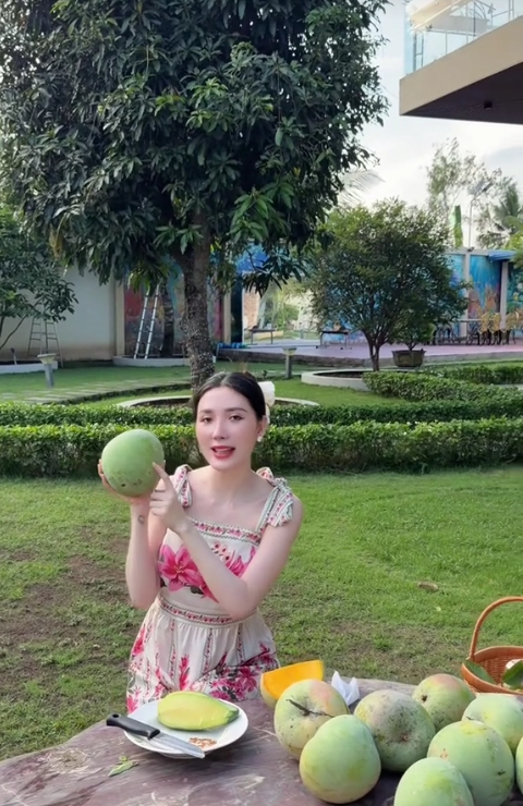 Cuộc sống khác lạ trong lâu đài 500 tỷ của Trần Thị Bích Ngân, quê Cà Mau, SN 1995