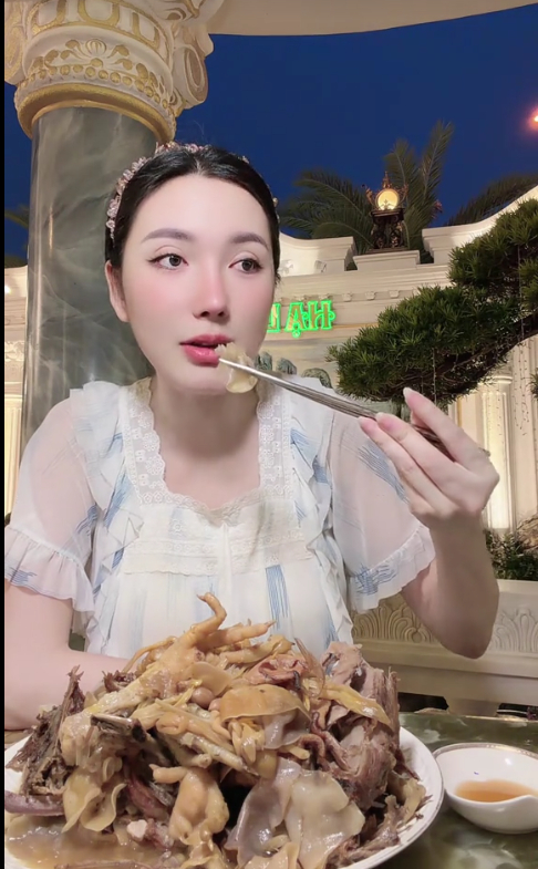Chủ nhân căn biệt thự 500 tỷ khoe ăn trứng đà điểu, chân gà xào,...