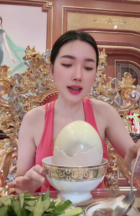 Cuộc sống khác lạ trong lâu đài 500 tỷ của Trần Thị Bích Ngân, quê Cà Mau, SN 1995
