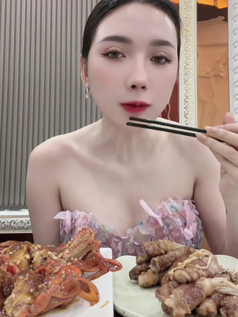 Chủ nhân căn biệt thự 500 tỷ khoe ăn trứng đà điểu, chân gà xào,...