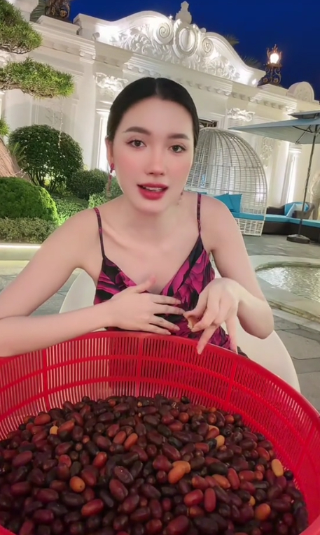 Thỉnh thoảng cô đổi... phong cách ra ngoài sân mukbang trái cây nhà trồng được.