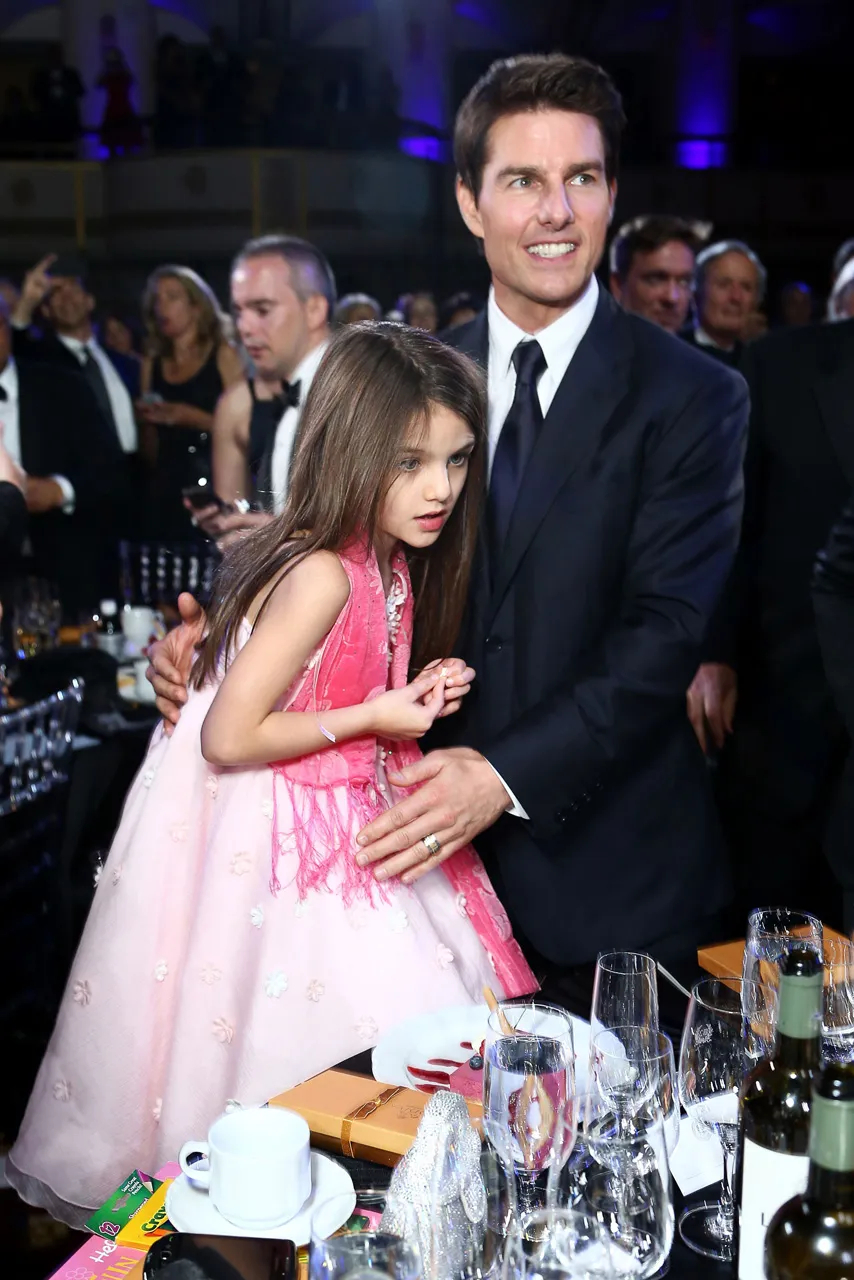 Mẹ ruột ủng hộ Suri Cruise cắt đứt quan hệ với Tom Cruise