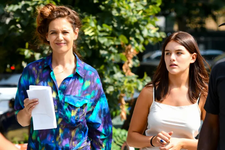 Mẹ ruột ủng hộ Suri Cruise cắt đứt quan hệ với Tom Cruise