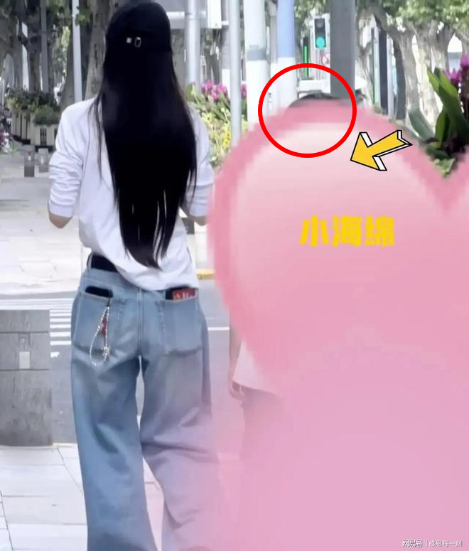 Angelababy vừa đưa con trai Tiểu Hải Miên ra ngoài chơi. Cậu bé đã cao hơn vai mẹ mình dù chỉ mới 9 tuổi. Được biết, Angelababy cao 1m68. Ảnh: 163