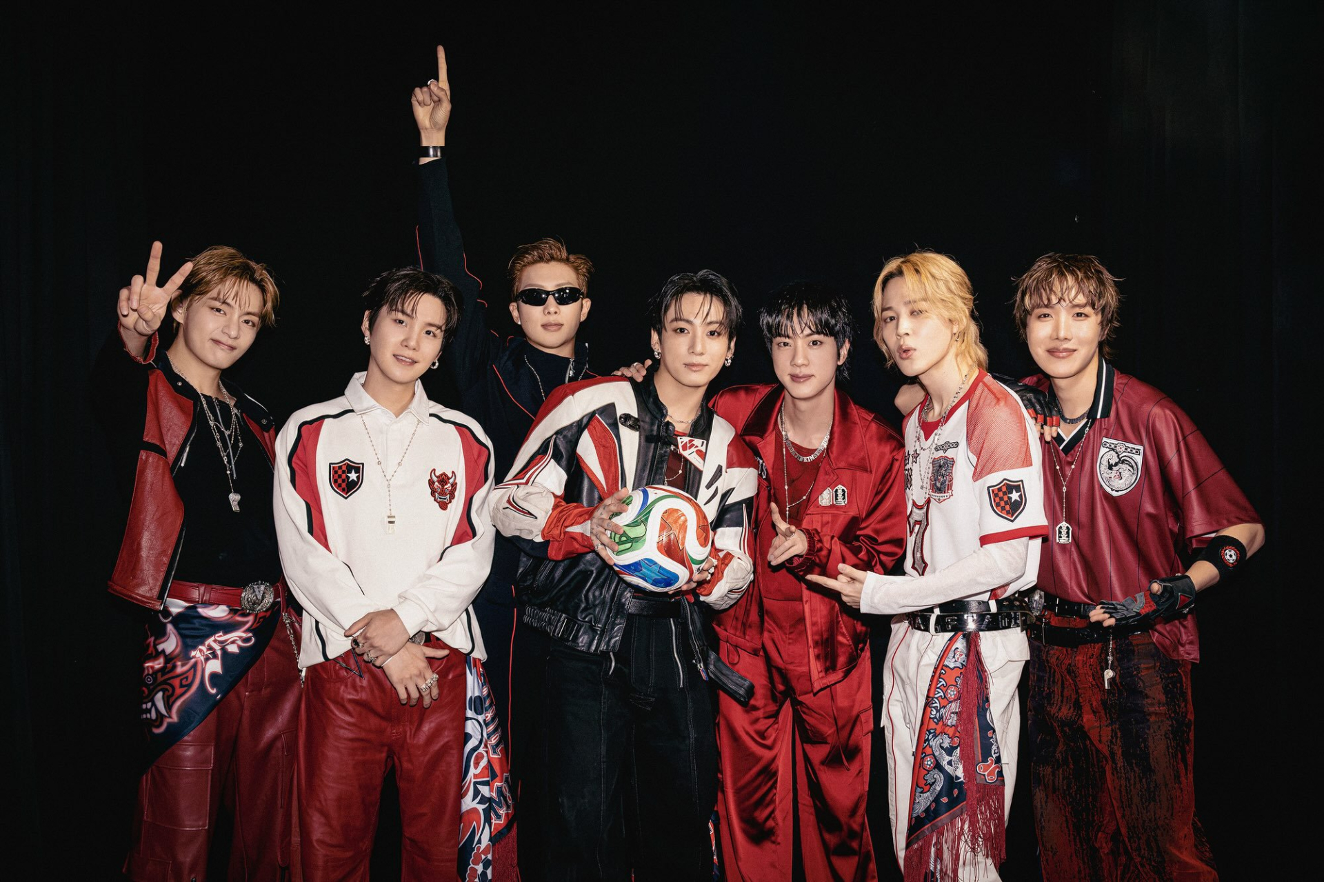 BTS trở thành nhóm nhạc Kpop đầu tiên biểu diễn tại lễ bế mạc World Cup. Ảnh: X