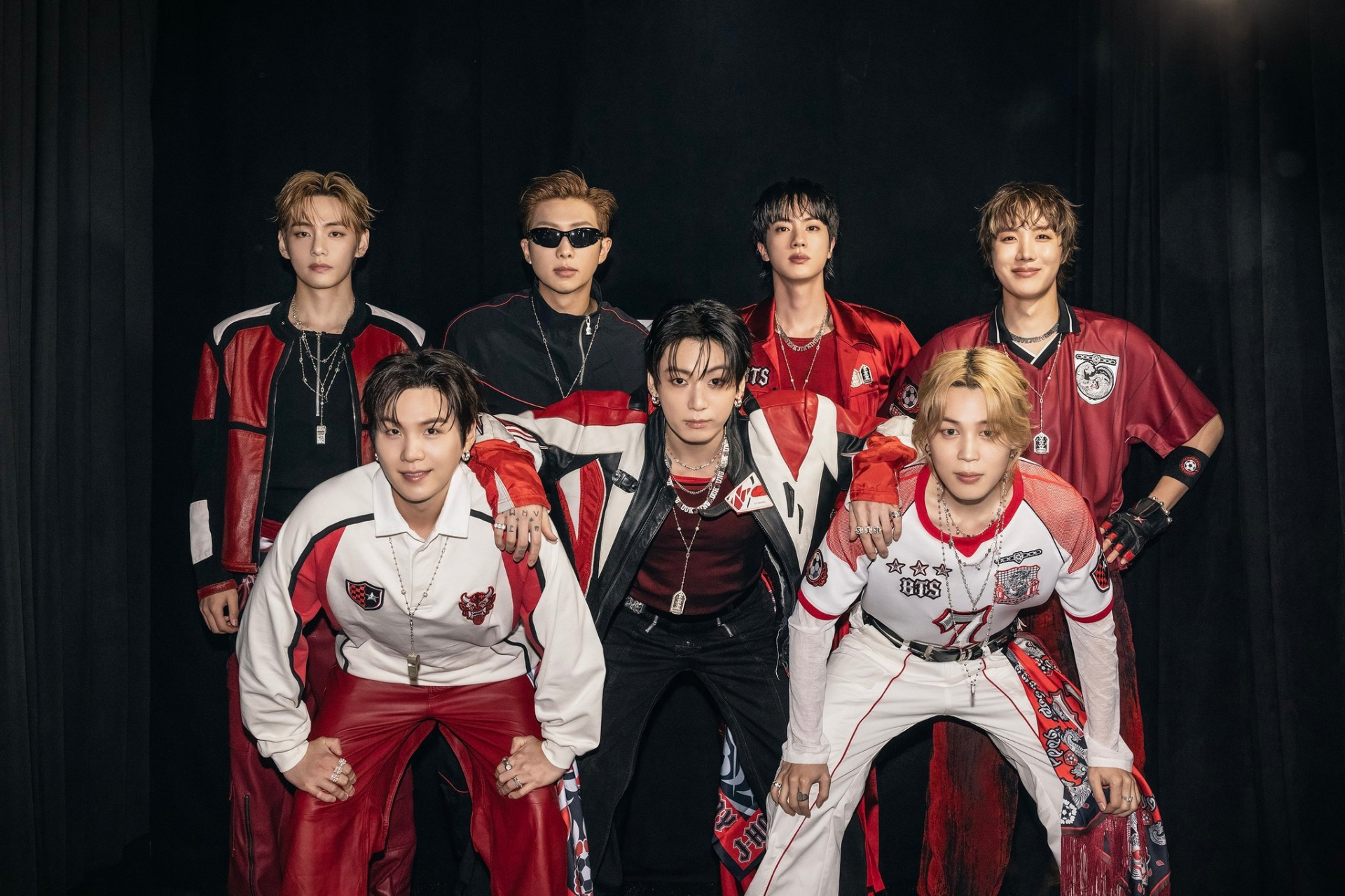 Các món đồ của BTS trong phiên đấu giá từ thiện sau World Cup đều được bán với giá cao, thậm chí vượt mặt áo đấu có chữ ký của Messi. Ảnh: X.