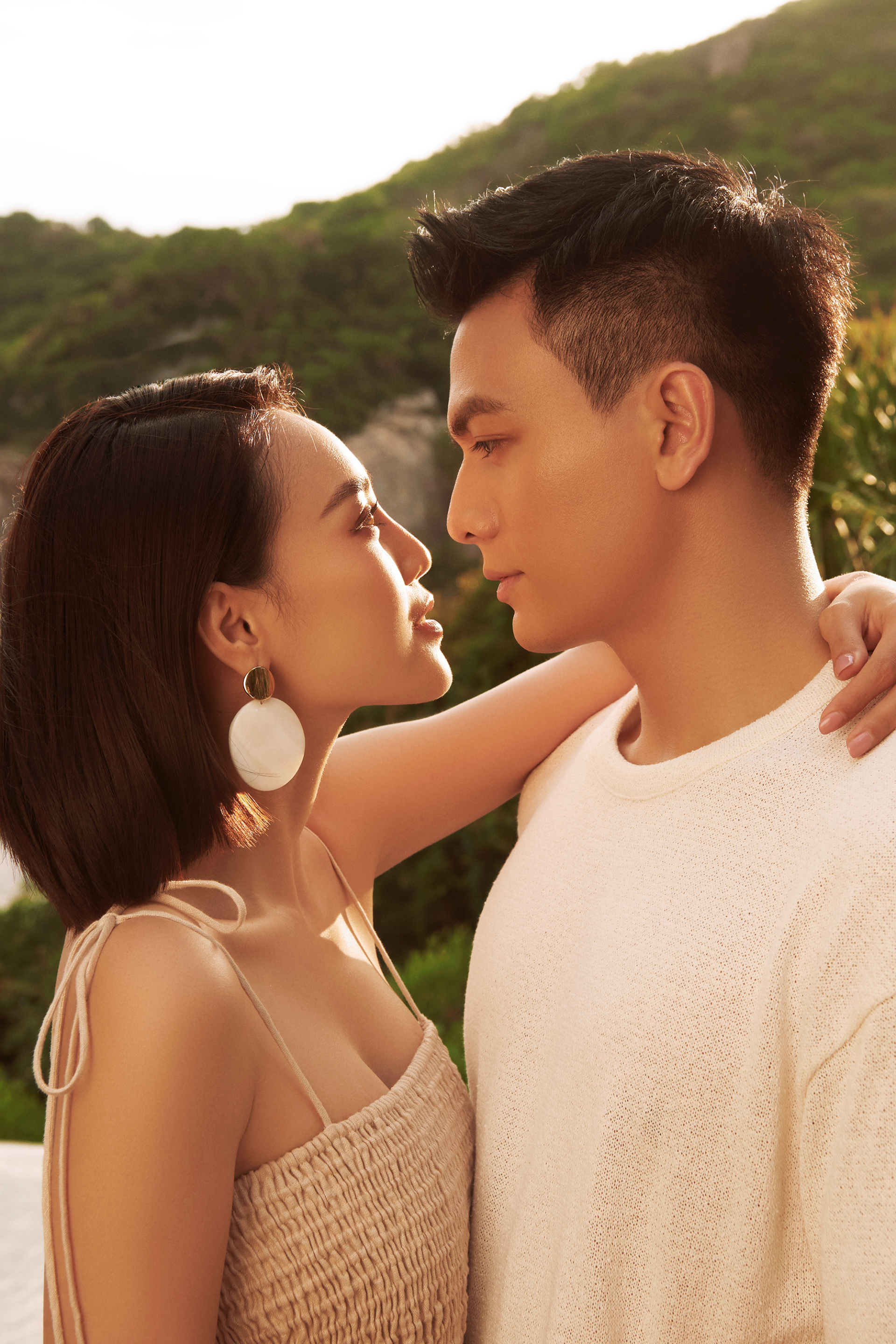 Cả hai không ngại có những tương tác thân mật trong các bộ ảnh thời trang