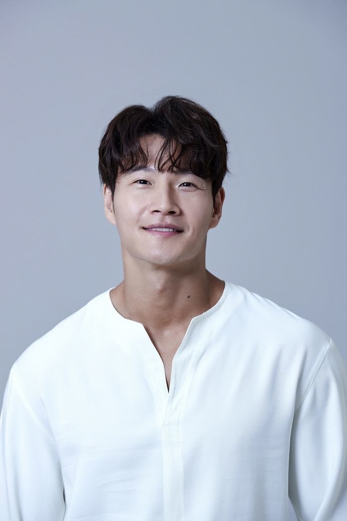 Hôn thê của Kim Jong Kook được tiết lộ kém anh 11 tuổi, là CEO của 1 công ty mỹ phẩm. Ảnh: Nate.