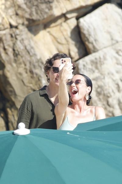 Katy Perry và cựu Thủ tướng Canada Justin Trudeau đang đắm chìm trong tình yêu. Ảnh: BACKGRID