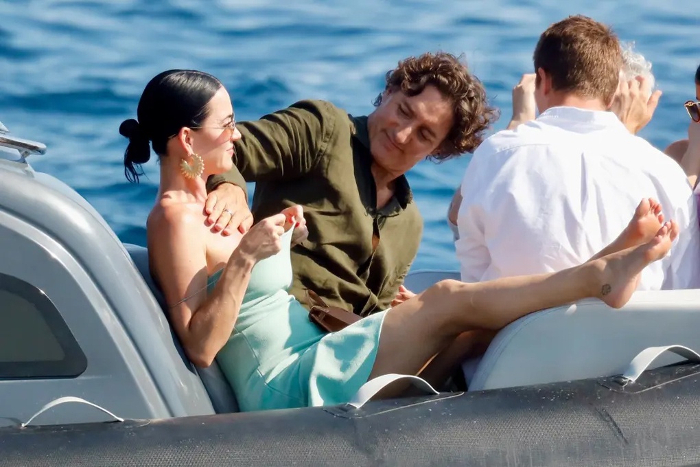 Ông Justin Trudeau thoa kem chống nắng cho Katy Perry. Hành động thân mật của cặp đôi diễn ra ngay giữa chốn đông người. Ảnh: BACKGRID.