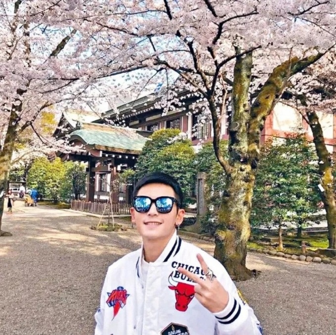 Trương Triết Hạn chụp ảnh checkin tại đền Yasukuni ở Nhật năm 2018. Ảnh: Weibo.