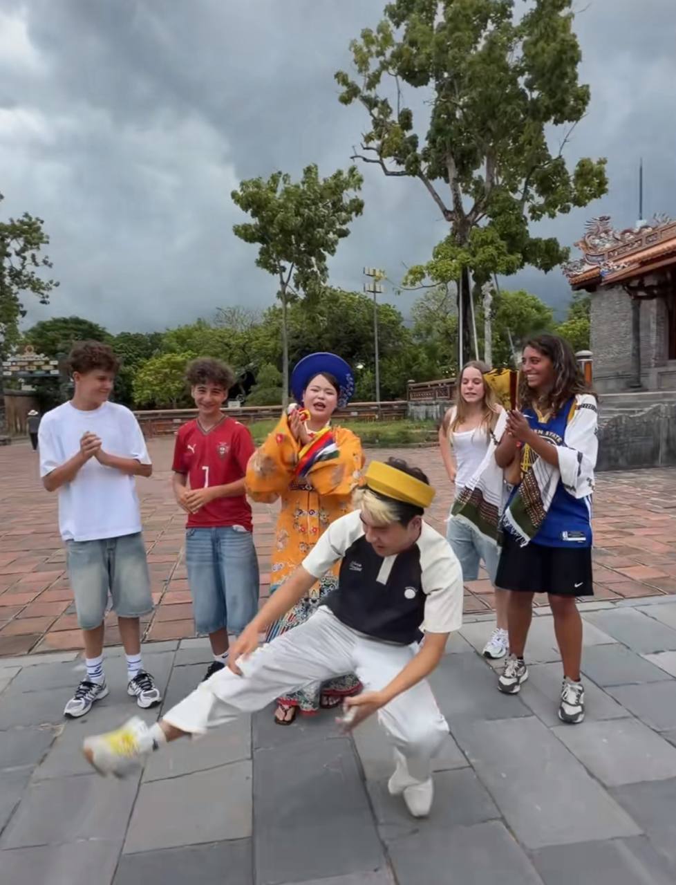 TikToker Em Zai Chị Nguyệt bước ra nhảy minh họa đầy nhiệt tình, khiến bầu không khí càng thêm sôi động.