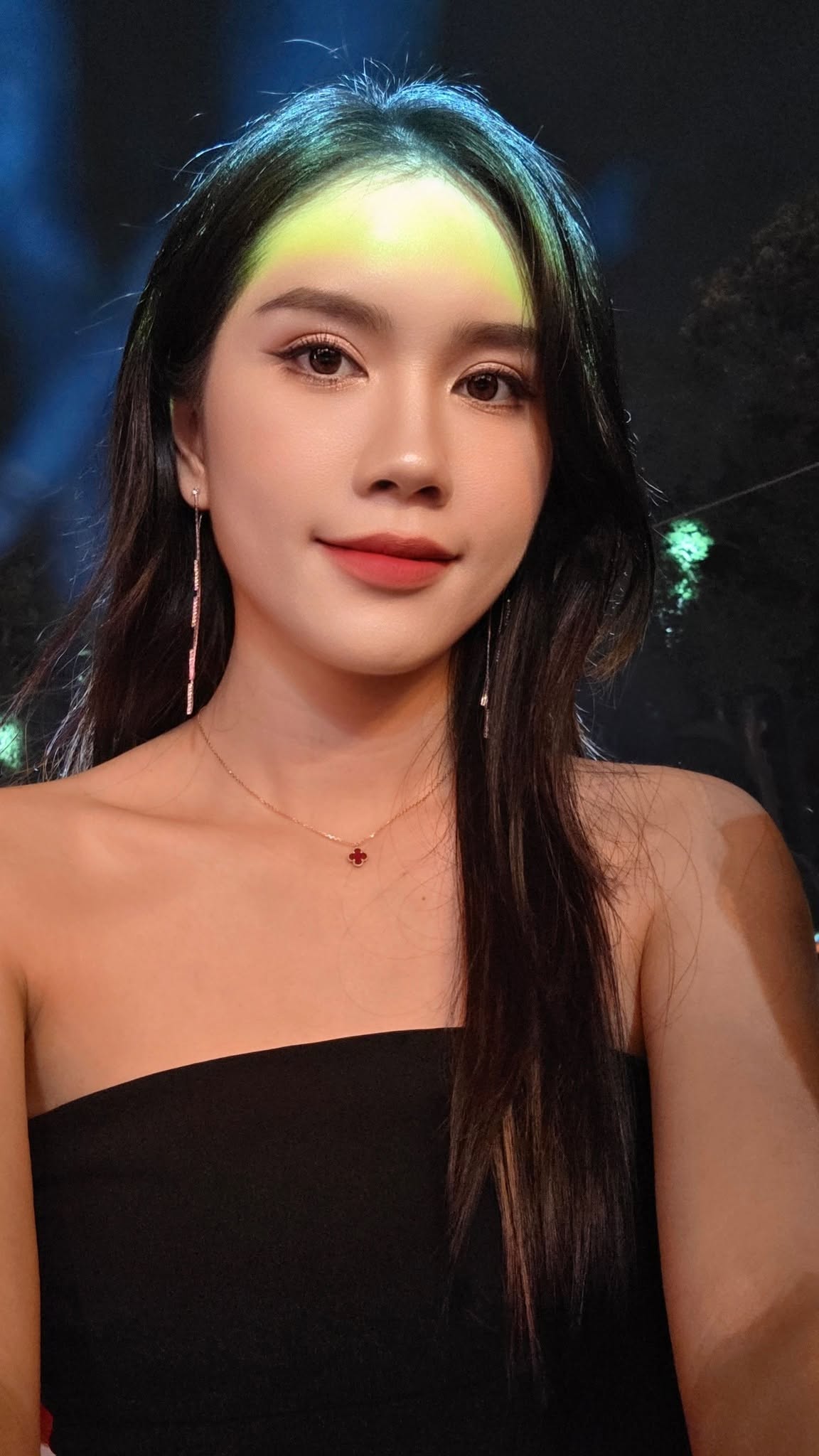 Đi xe máy sắp rớt pô, cô sinh viên cưới chồng Phó giám đốc lớn hơn 13 tuổi: Sợ nhất nhà rộng và đồ hiệu