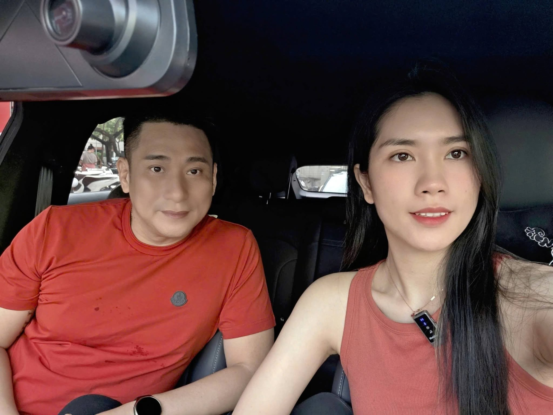 Đi xe máy sắp rớt pô, cô sinh viên cưới chồng Phó giám đốc lớn hơn 13 tuổi: Sợ nhất nhà rộng và đồ hiệu
