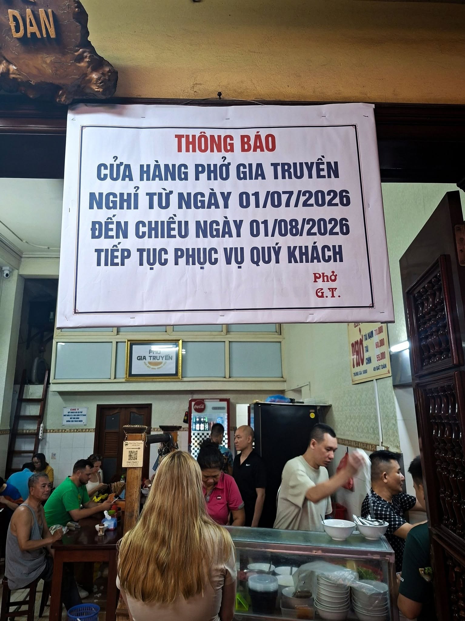Phở Bát Đàn treo biển thông báo nghỉ bán 1 tháng hè. Ảnh: Mitoshi Kaito