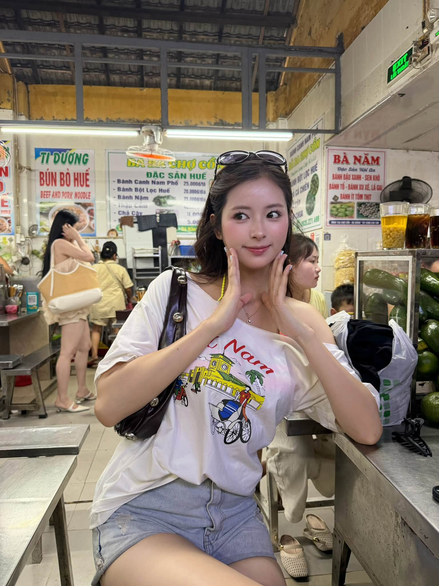 Đời thường, cô nàng thường chọn trang phục đơn giản và năng động