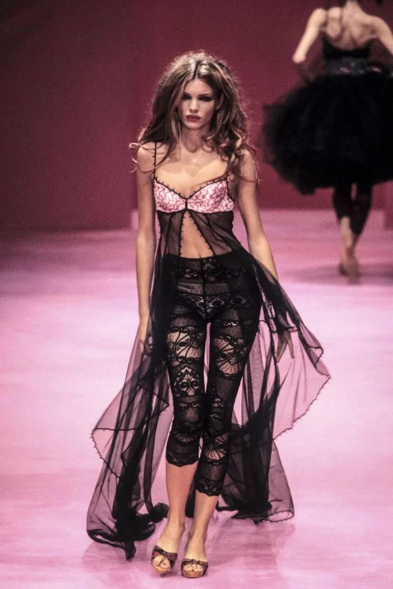 Đây là thiết kế vintage hiếm đến từ nhà mốt lừng danh Betsey Johnson ra mắt từ năm 1999. Ảnh: Instgram