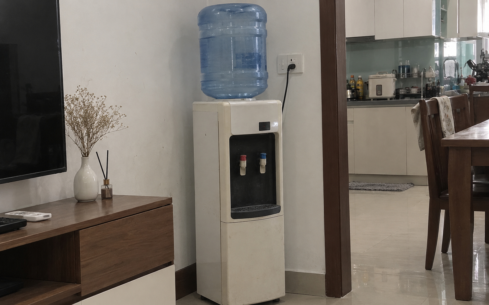 Vì sao ngày càng nhiều gia đình không còn dùng cây nước nóng lạnh? 1 thiết bị gọn hơn đang dần trở thành xu hướng mới
