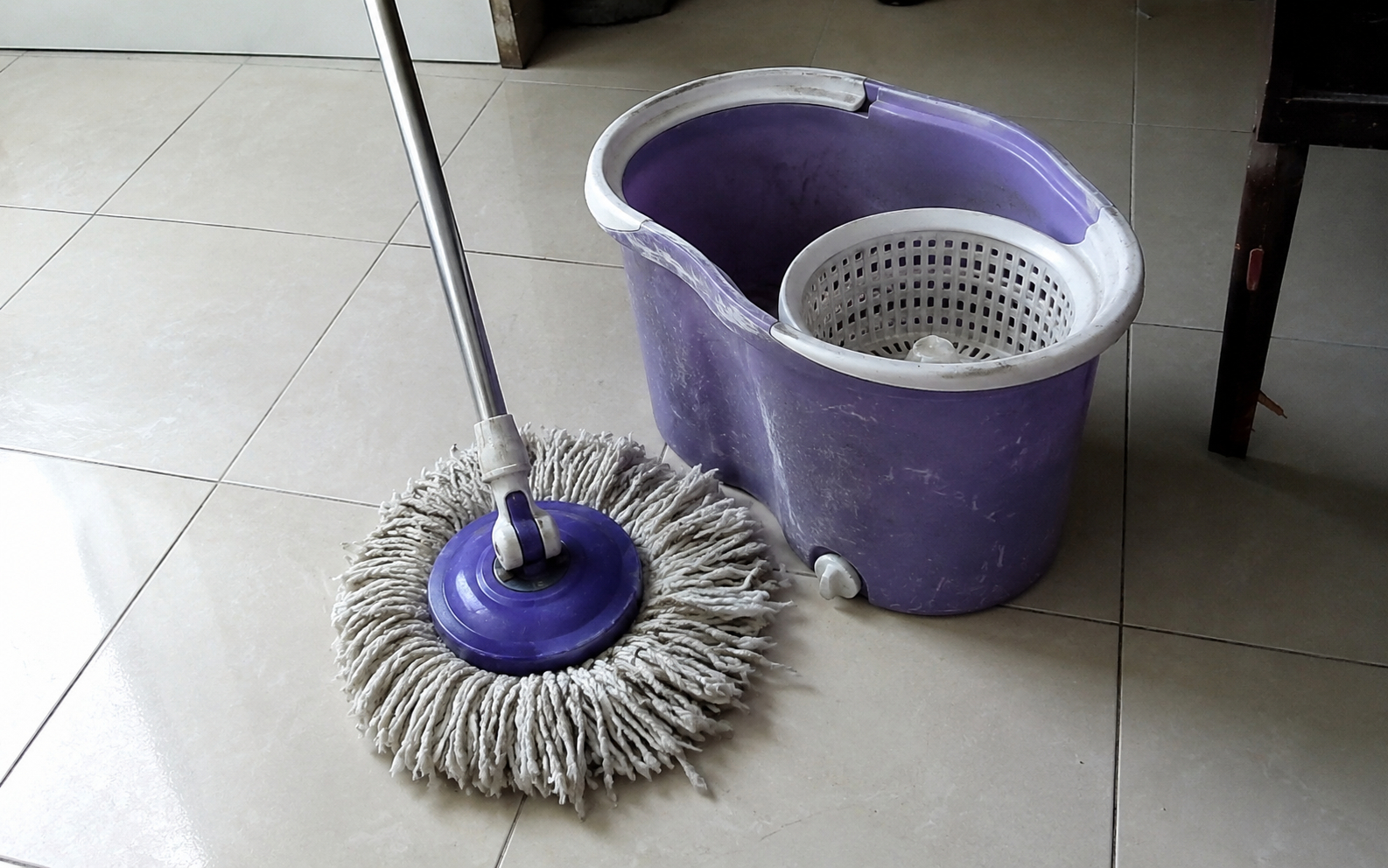 Vì sao ngày càng nhiều gia đình không còn dùng cây lau nhà vắt tay? 2 giải pháp làm sạch đang dần trở thành xu hướng