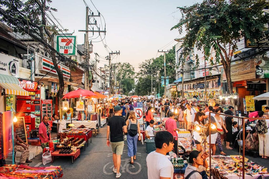 Hãy chủ động tự bảo vệ bản thân khỏi nguy cơ HIV và các bệnh truyền nhiễm khác khi đi du lịch (Ảnh minh họa)