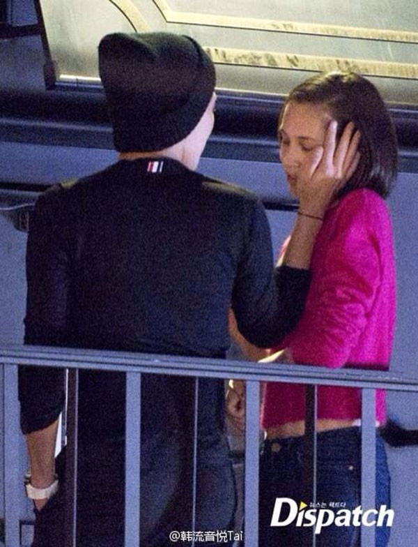 Đến năm 2014, Dispatch tung ảnh G-Dragon có nhiều cử chỉ tình tứ với Kiko Mizuhara, qua đó đưa chuyện tình cảm của họ ra ánh sáng. Đến tháng 8/2015, cả hai chia tay vì công việc bận rộn. Ảnh: X.