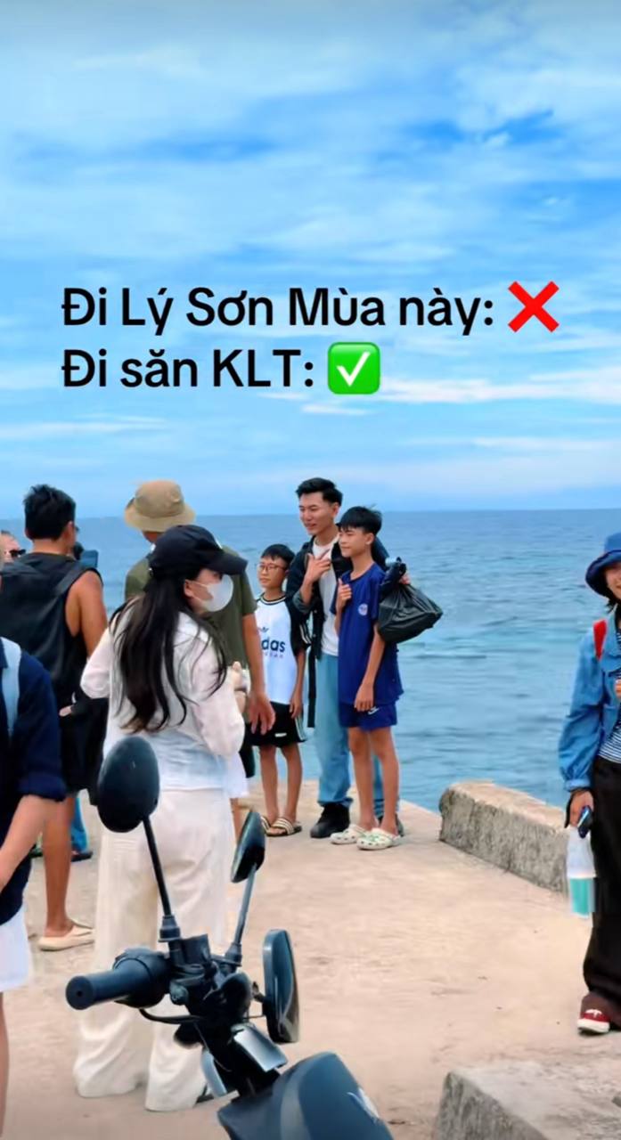 Nhiều khán giả nhận ra Khoai Lang Thang ở Lý Sơn và xếp hàng để chụp ảnh cùng thần tượng