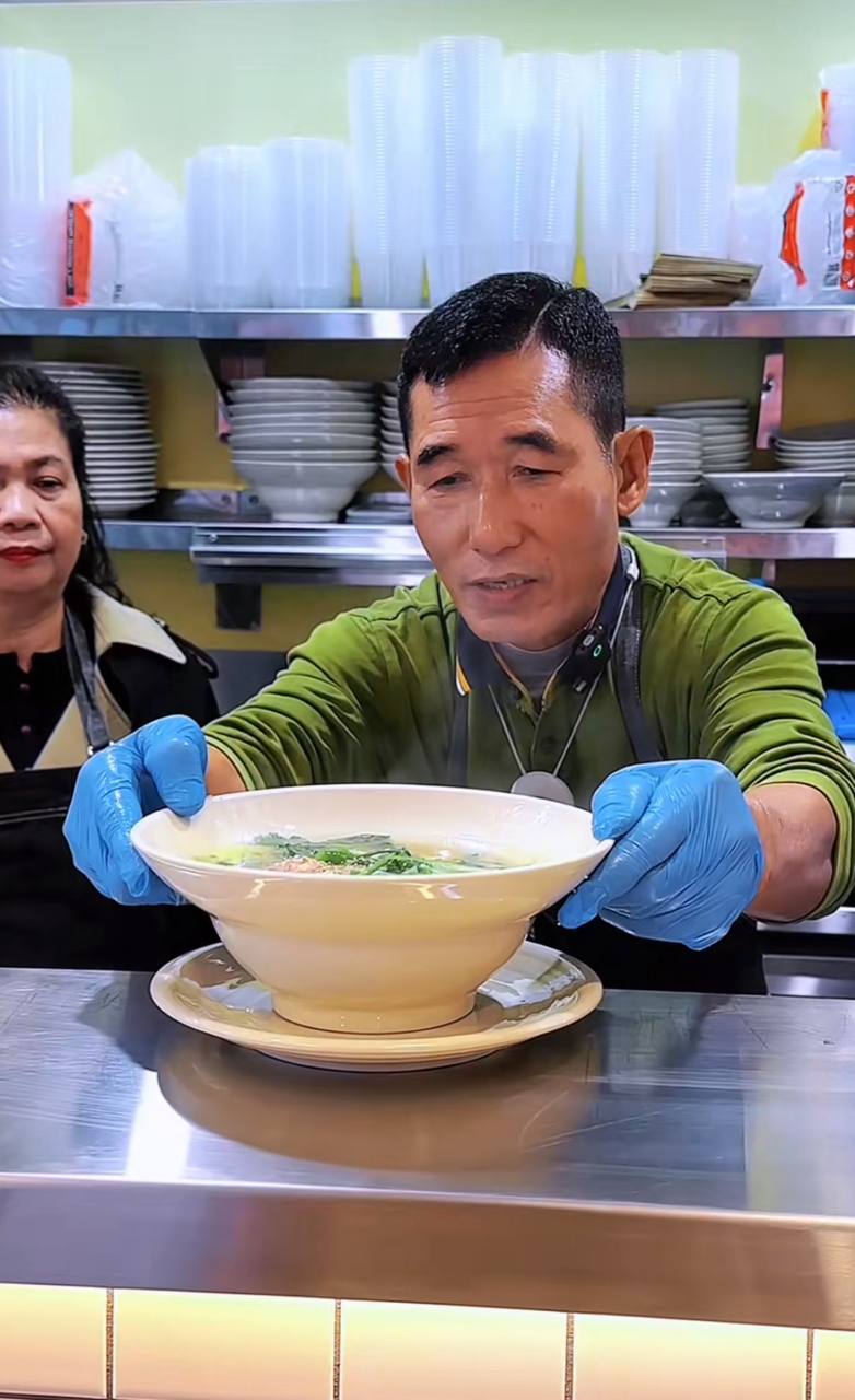 Ông Nguyễn Xuân Thắng trong gian bếp ở Úc. Ảnh: Phở Bát Đàn Australia