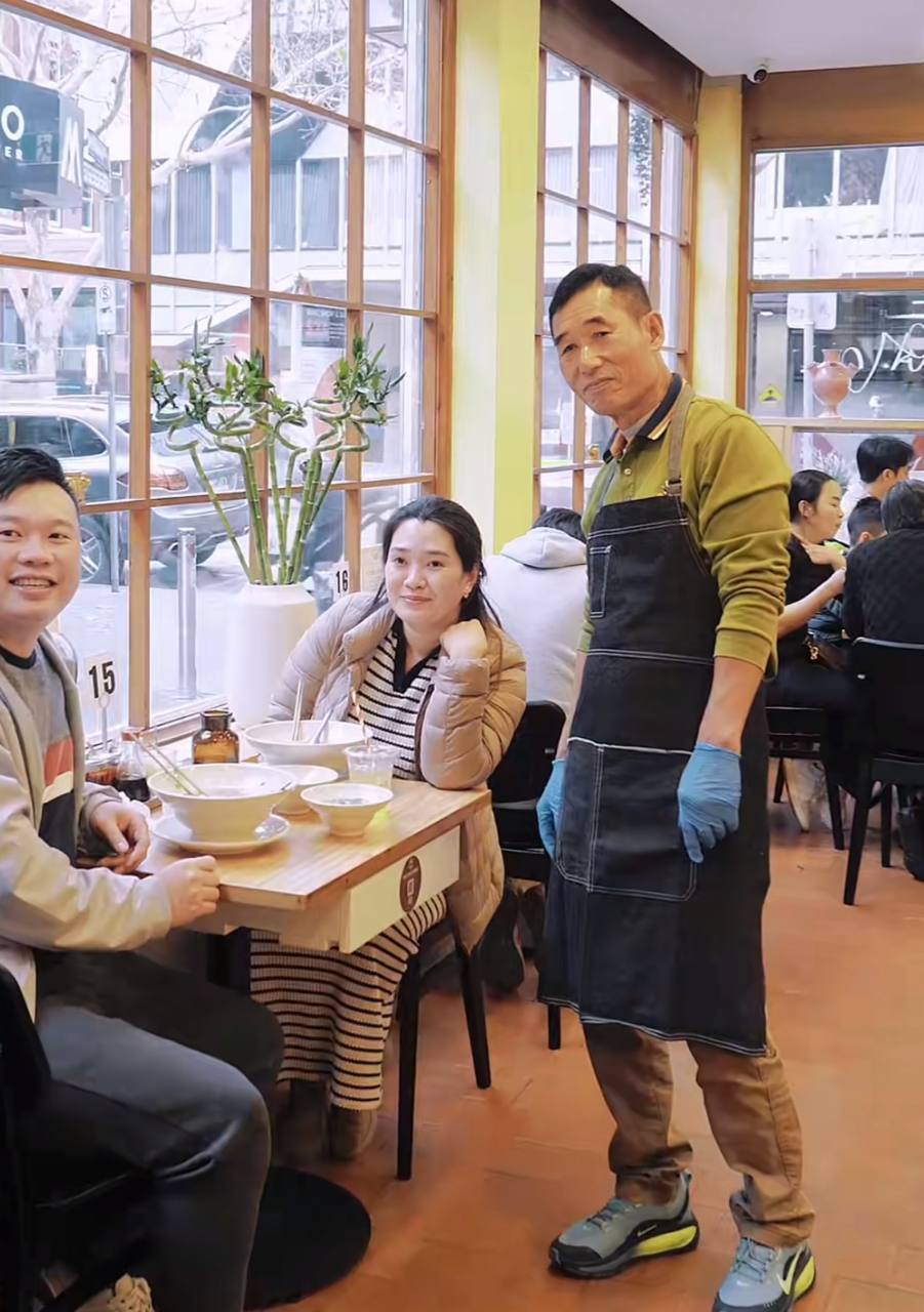 Những thực khách đầu tiên trong ngày khai trương 3/7 tại Melbourne. Ảnh: Phở Bát Đàn Australia