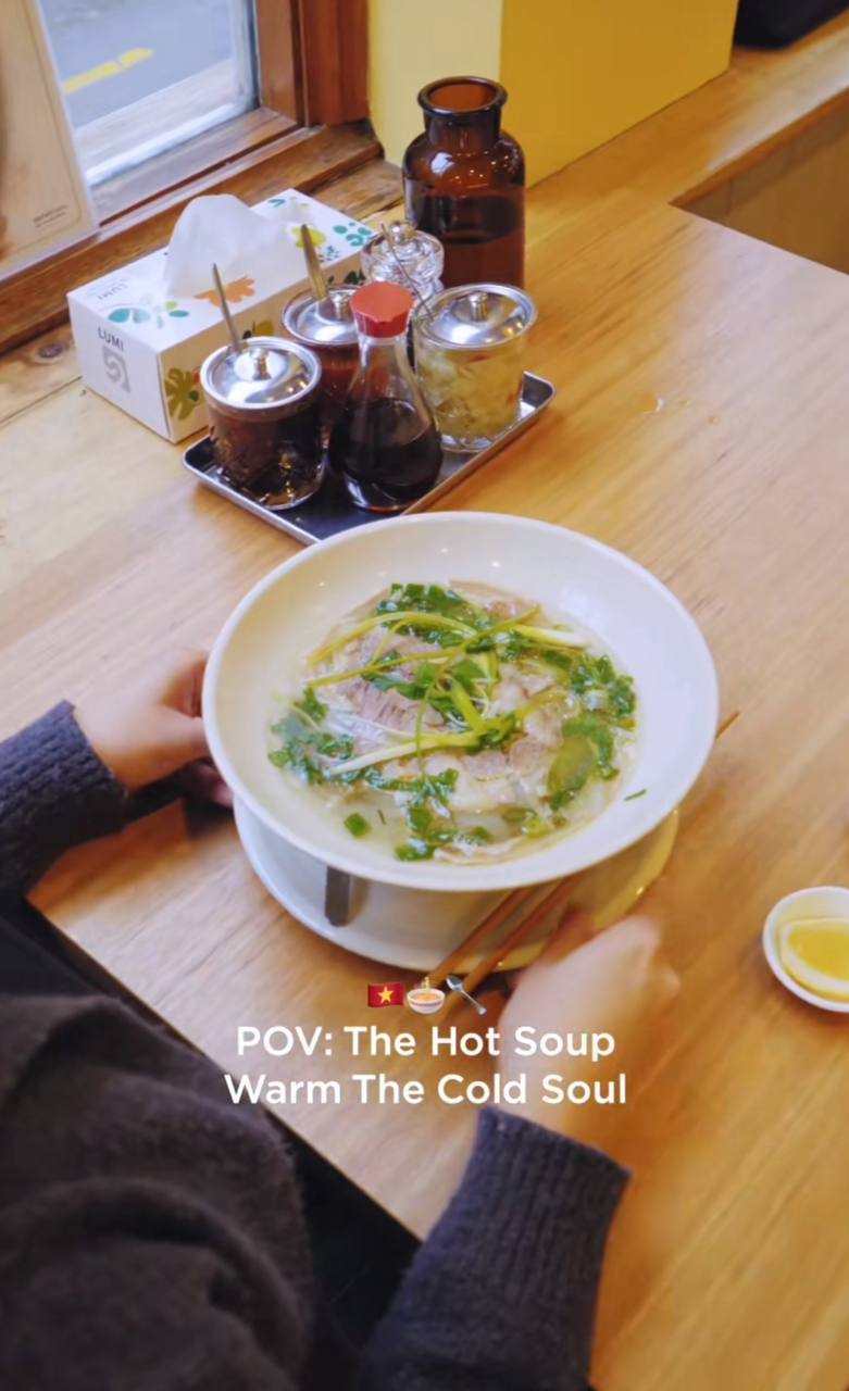 Linh hồn của món phở nằm ở phần nước dùng được ninh từ xương bò liên tục khoảng 7 tiếng để tạo vị ngọt thanh tự nhiên. Ảnh: Phở Bát Đàn Australia