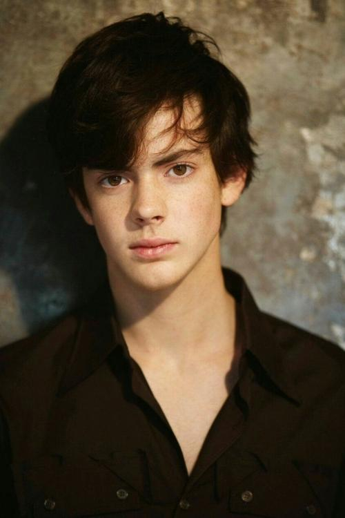 Skandar Keynes sở hữu vẻ đẹp đậm chất