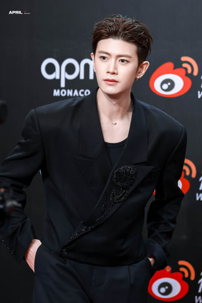 Chi Pu là nghệ sĩ Việt duy nhất bùng nổ visual trên thảm đỏ Gala Weibo, 