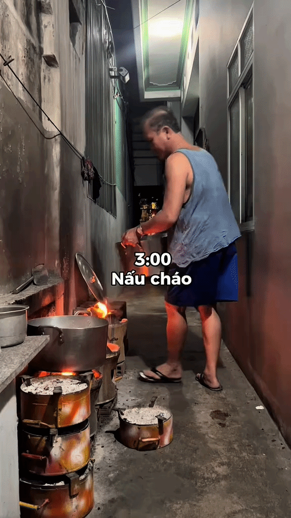 Người chồng 30 năm dậy từ 2 giờ sáng nấu cháo cho