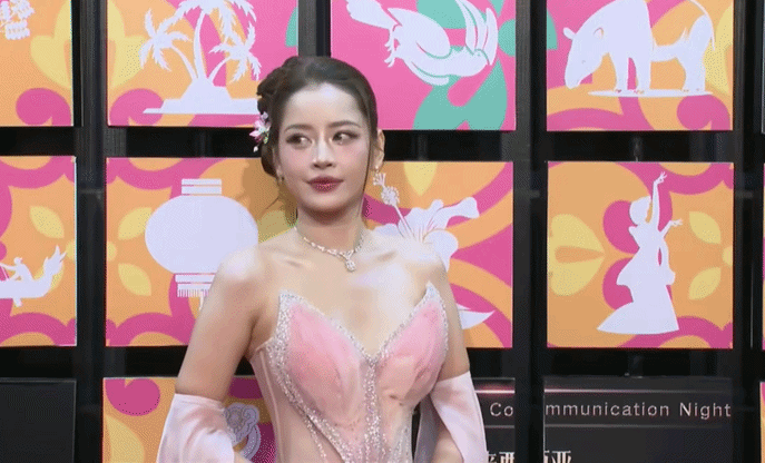 Đặc biệt, qua ống kính livestream không qua chỉnh sửa, Chi Pu tiếp tục khẳng định đẳng cấp nhan sắc khi sở hữu visual tuyệt mỹ, không góc chết. Gương mặt thanh tú với các đường nét hài hòa, làn da căng mịn cùng thần thái tự tin giúp cô hoàn toàn 