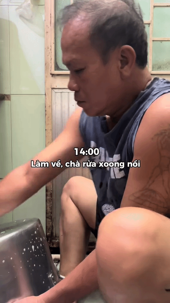 Người chồng 30 năm dậy từ 2 giờ sáng nấu cháo cho