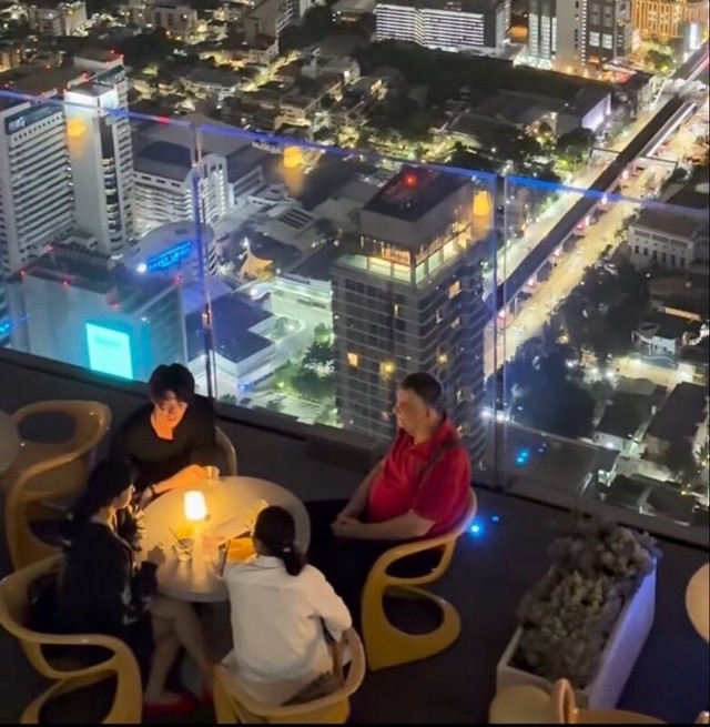 Sau đó, Lisa lại lọt vào ống kính của “team qua đường” khi cùng trai đẹp kém 3 tuổi dùng bữa tối trong 1 nhà hàng cao cấp. Đáng nói, bố mẹ Lisa cũng có mặt vào thời điểm đó. Ảnh: X