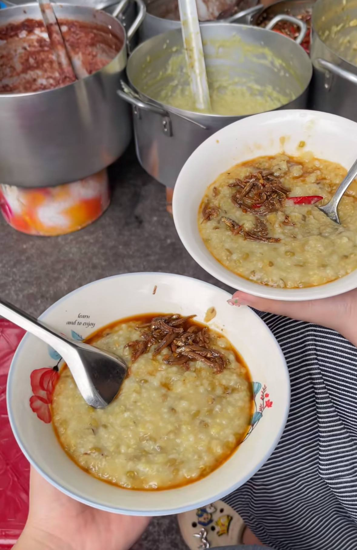 Người chồng 30 năm dậy từ 2 giờ sáng nấu cháo cho