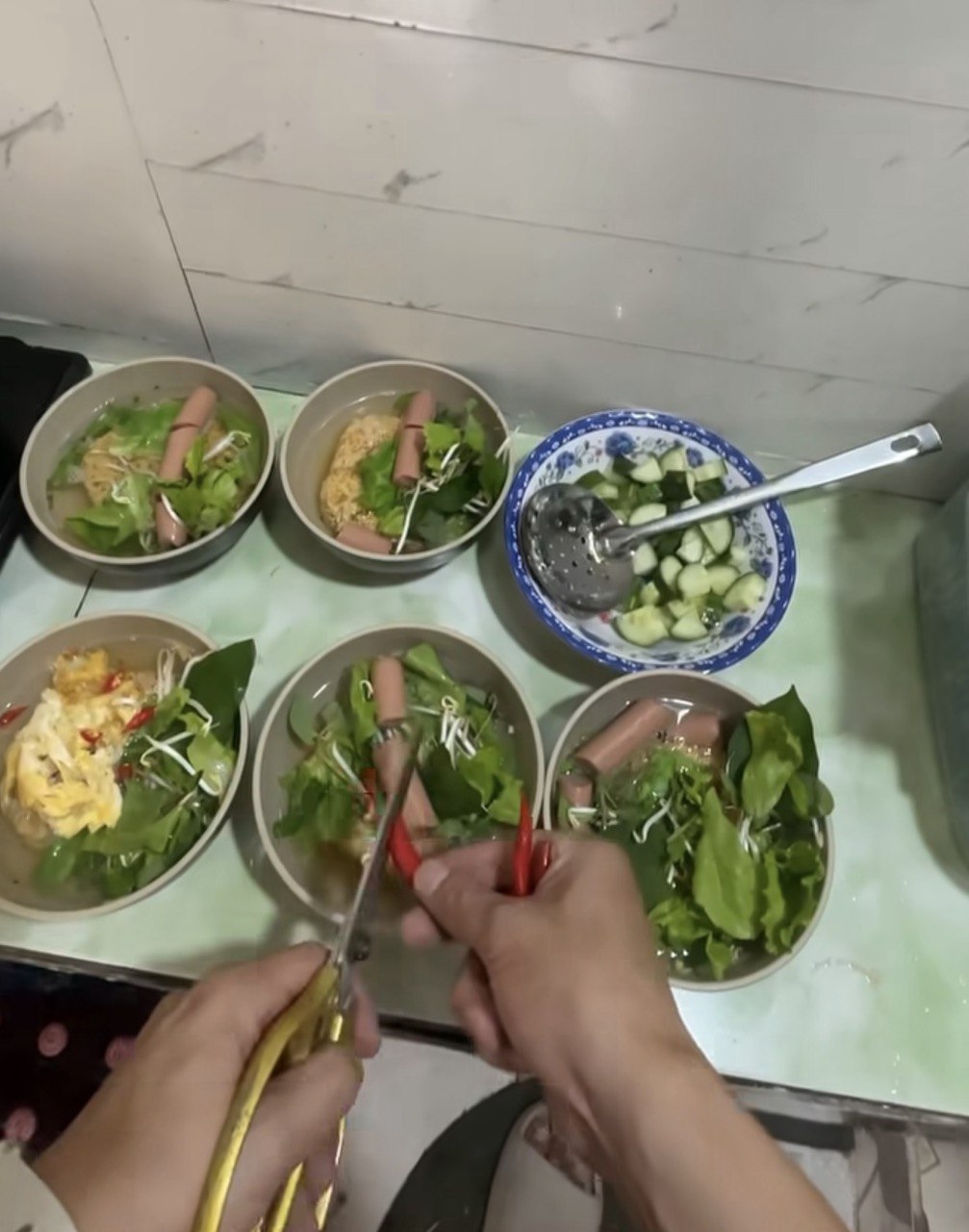 Tô mì quán nét 25.000 có gì mà ai ăn cũng húp sạch không chừa giọt nước nào, về nhà nấu y hệt lại bỏ dở nửa tô?