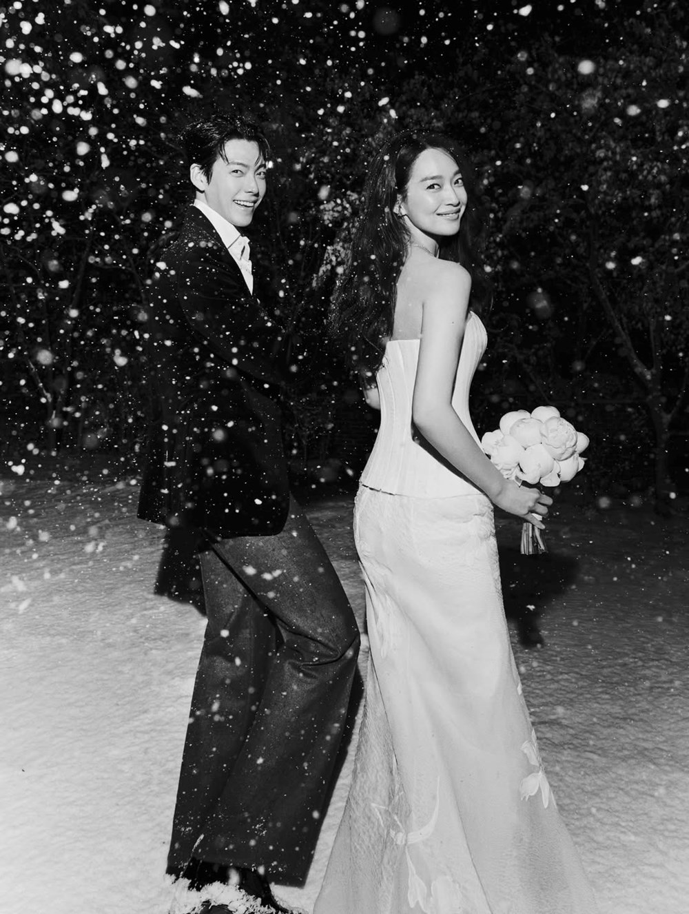 Hot nhất lúc này là cảnh tượng Kim Woo Bin ngây người ngắm Shin Min Ah tại Rồng Xanh, khiến 1 tài tử bị réo gọi