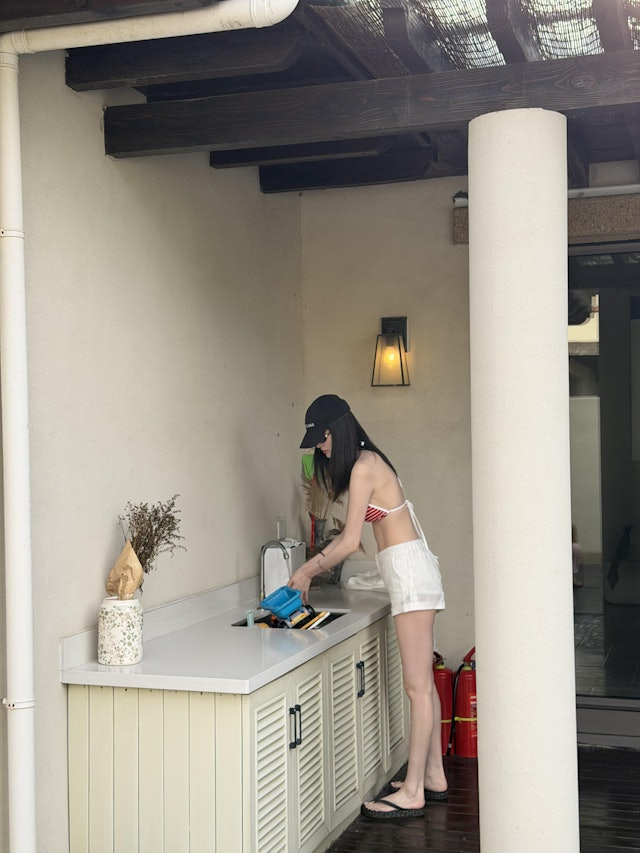 Mỗi khung hình đều phô diễn trọn vẹn đôi chân dài trứ danh, vòng eo nhỏ cùng thân hình mảnh mai chuẩn siêu mẫu của Hà Tuệ. Đặc biệt, làn da trắng sáng vốn là