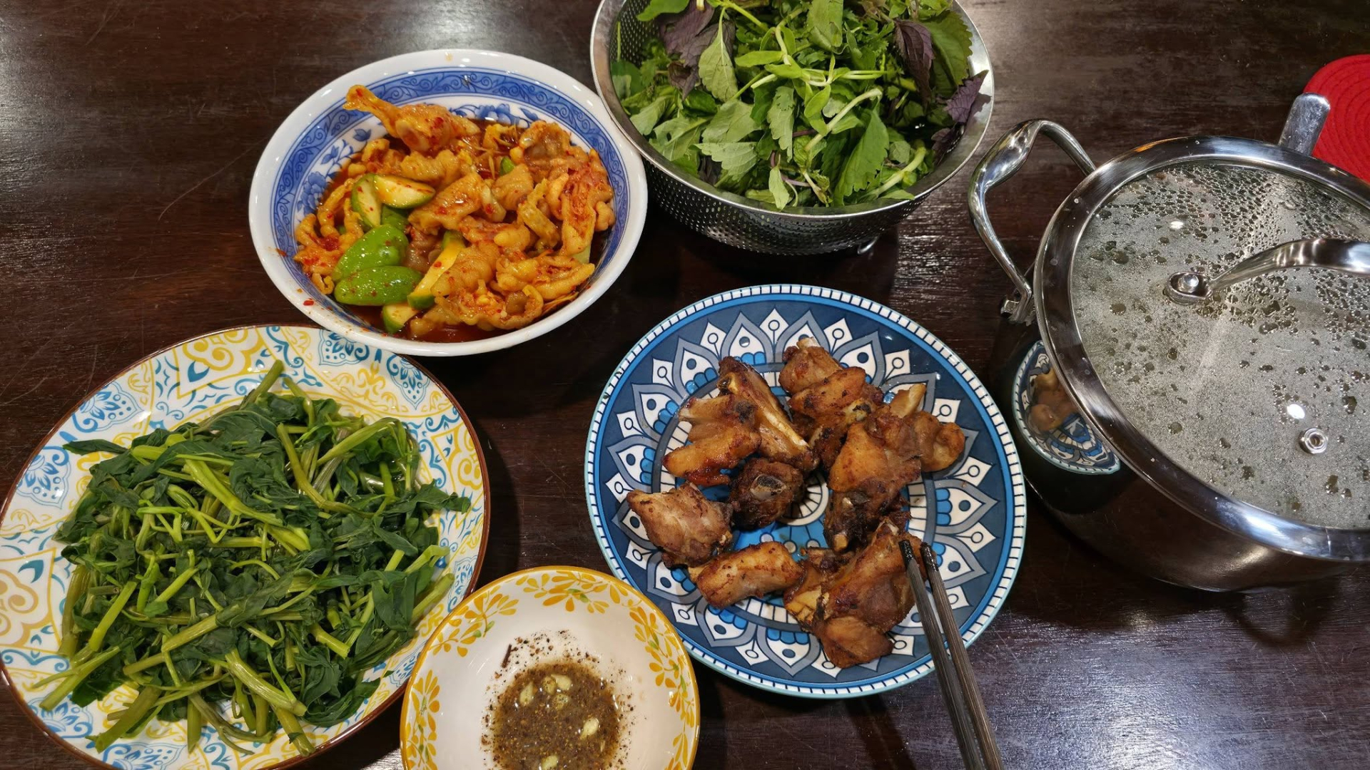 Quán vịt vợ Cục trưởng Xuân Bắc mua liên tục cháy hàng, mâm cơm “đáp trả” sau đó càng gây chú ý