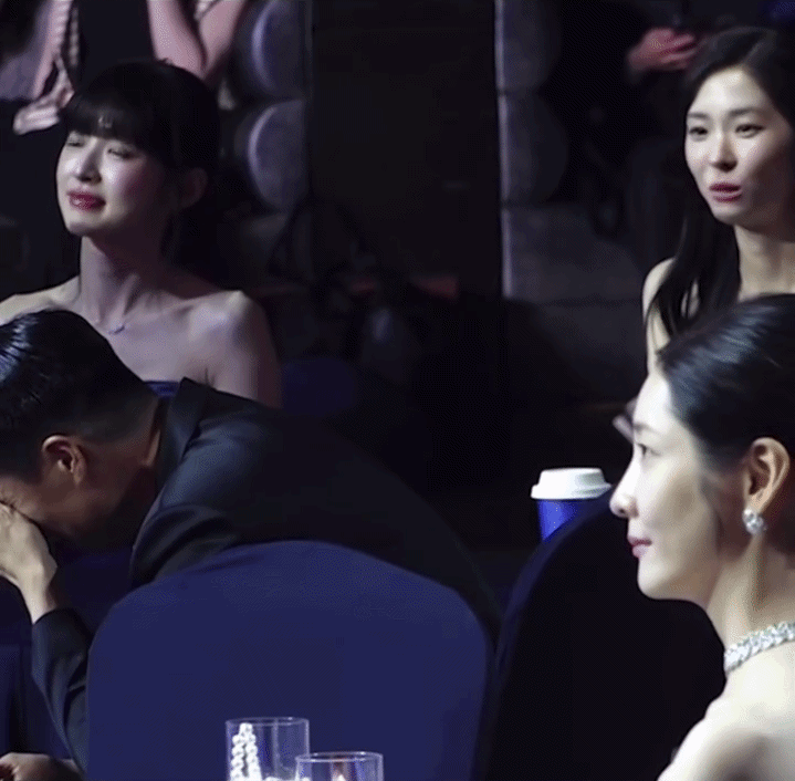 ... Hyun Bin liền vỗ vai động viên đàn anh. Ảnh: X