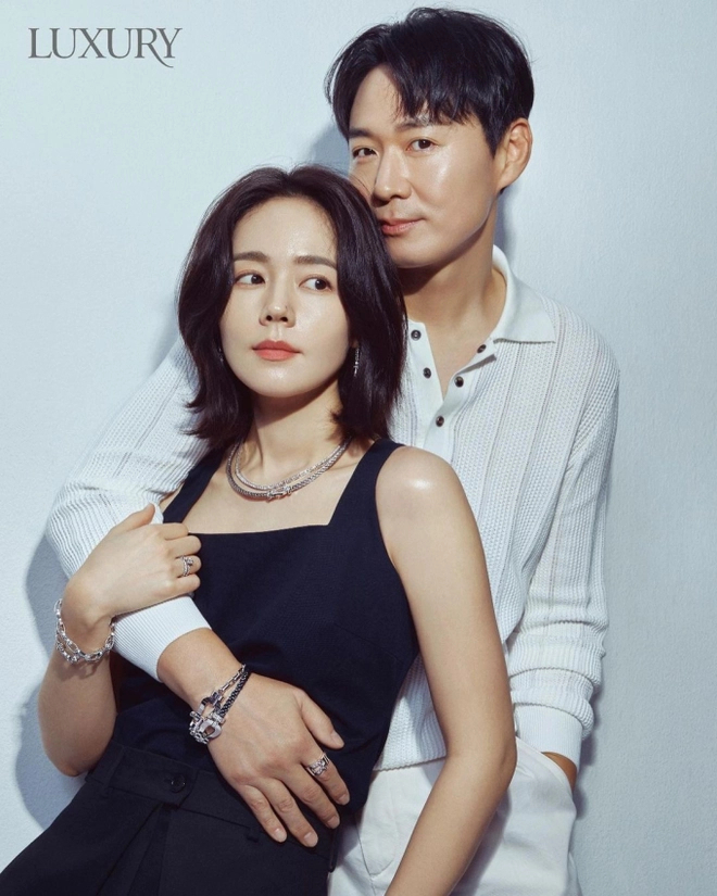 Yeon Jung Hoon mất điểm vì dẫn mỹ nhân đi chọn nhẫn tặng Han Ga In. Ảnh: Nate